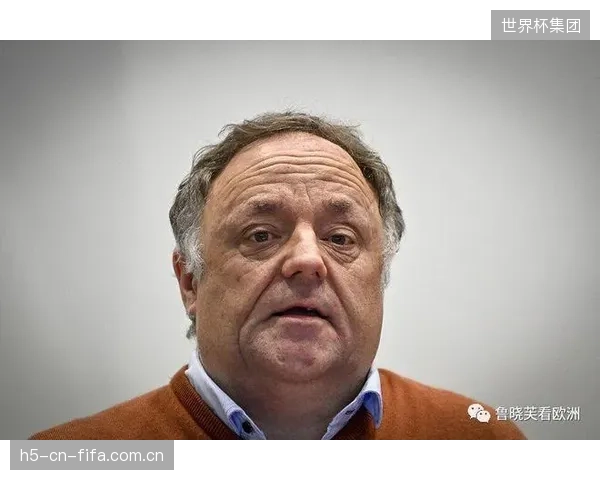 比利时进攻战术转型迹象明显,肋部小范围配合成为新战术演练重点。 比利时进攻战术转型迹象明显,肋部小范围配合成为新战术演练重点。